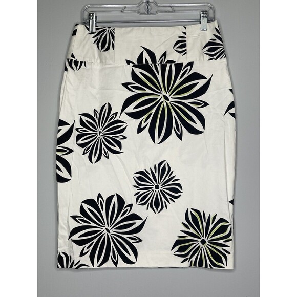 Courtenay Linen Blend Knee Length Womens Size 8 Floral Skirt Perfect For Summer! - Picture 1 of 6